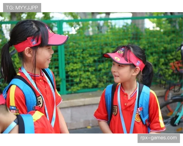 张帅训练场上像个战士,地铁里却被一个老奶奶提醒“别太拼了”! 张帅训练场上像个战士,地铁里却被一个老奶奶提醒“别太拼了”!