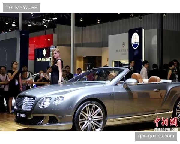 德文·布克私下豪车排队照，门外等粉丝看傻了眼！