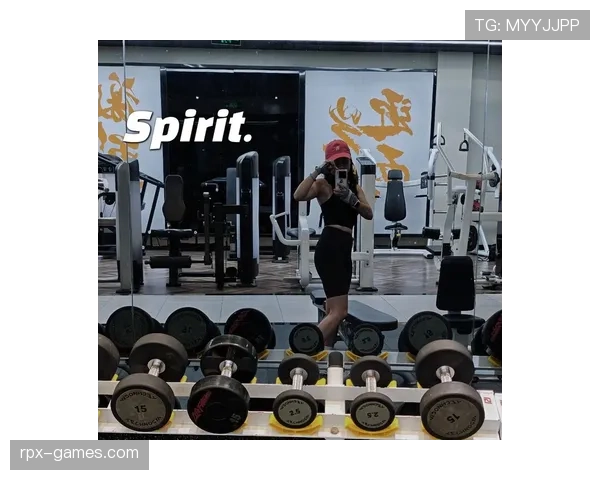 孙铭徽训练完直接拎两袋蛋白粉去接娃，这爹当的比健身房私教还狠